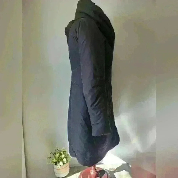 ELIE TAHARI feminine ruffled collar puffer  coat. Size small - Picture 5 of 12